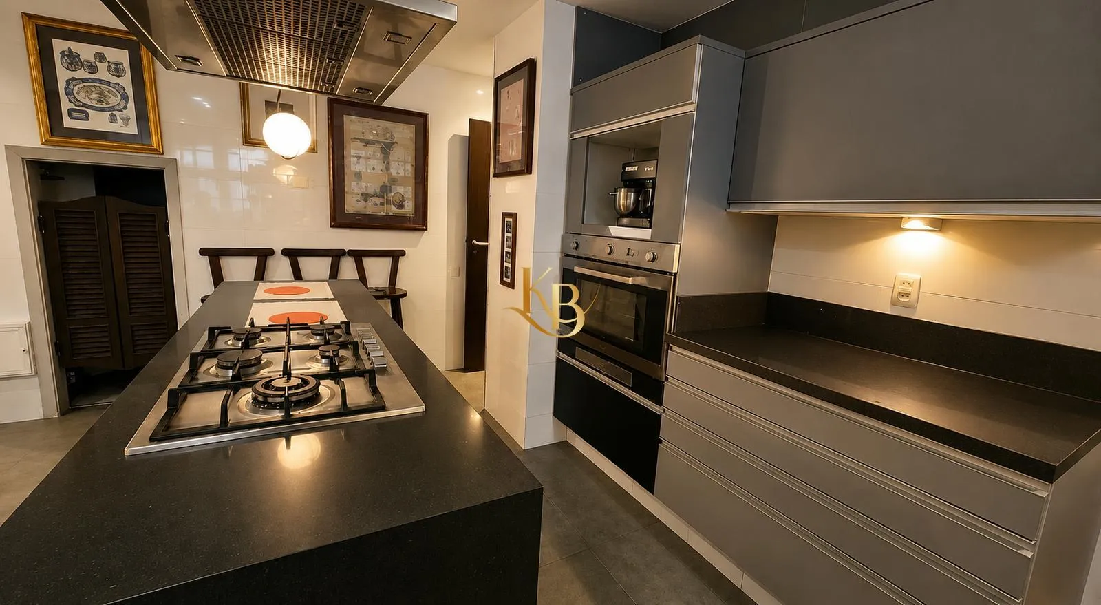 House with 5 bedrooms and a closed separate kitchen — photo 23