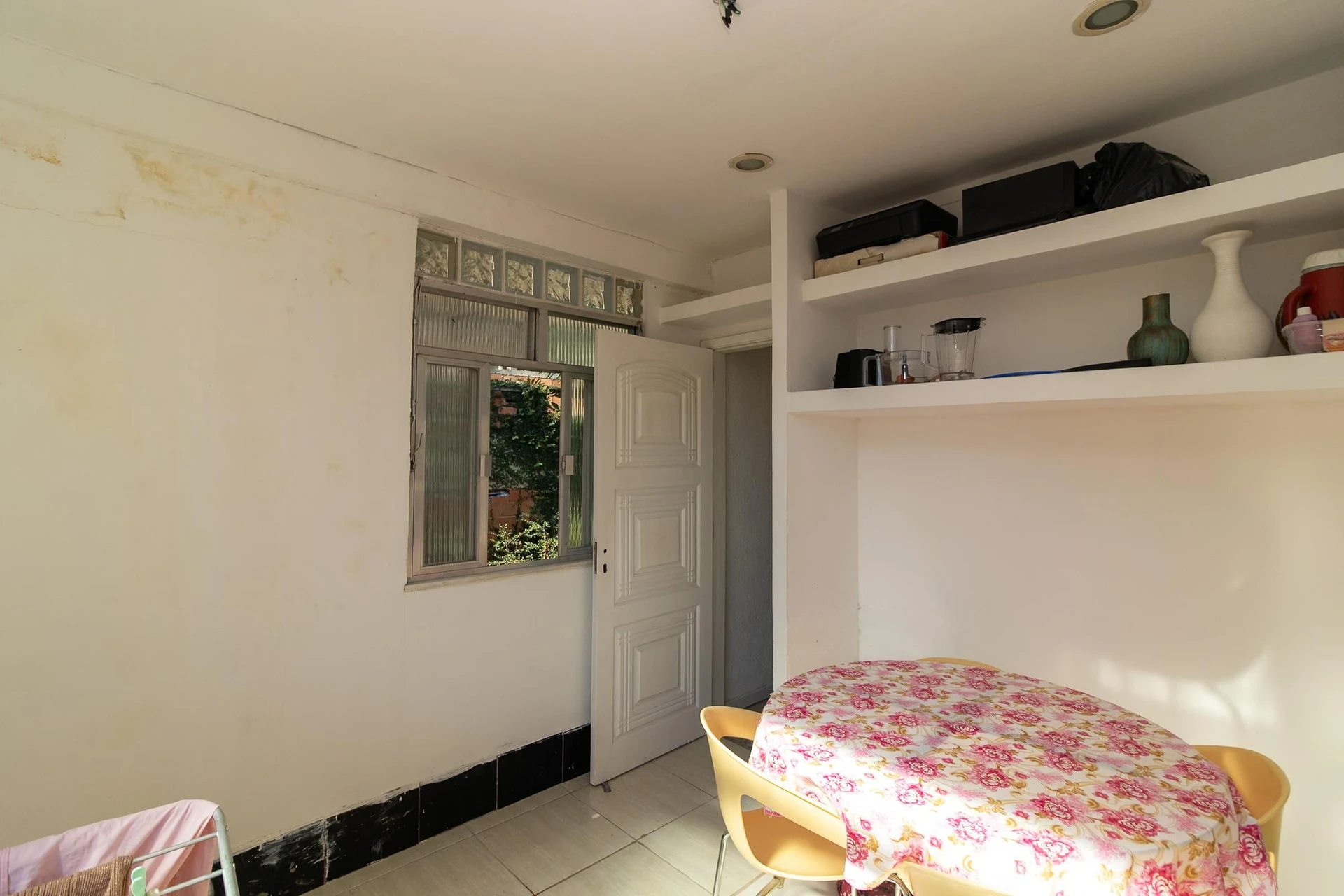 Furnished 4-bedroom apartment with balcony and desk area — photo 40