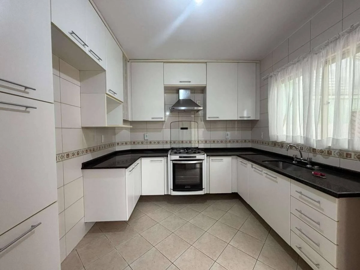 Sobrado triplex com 3 dormitórios e 180 m²