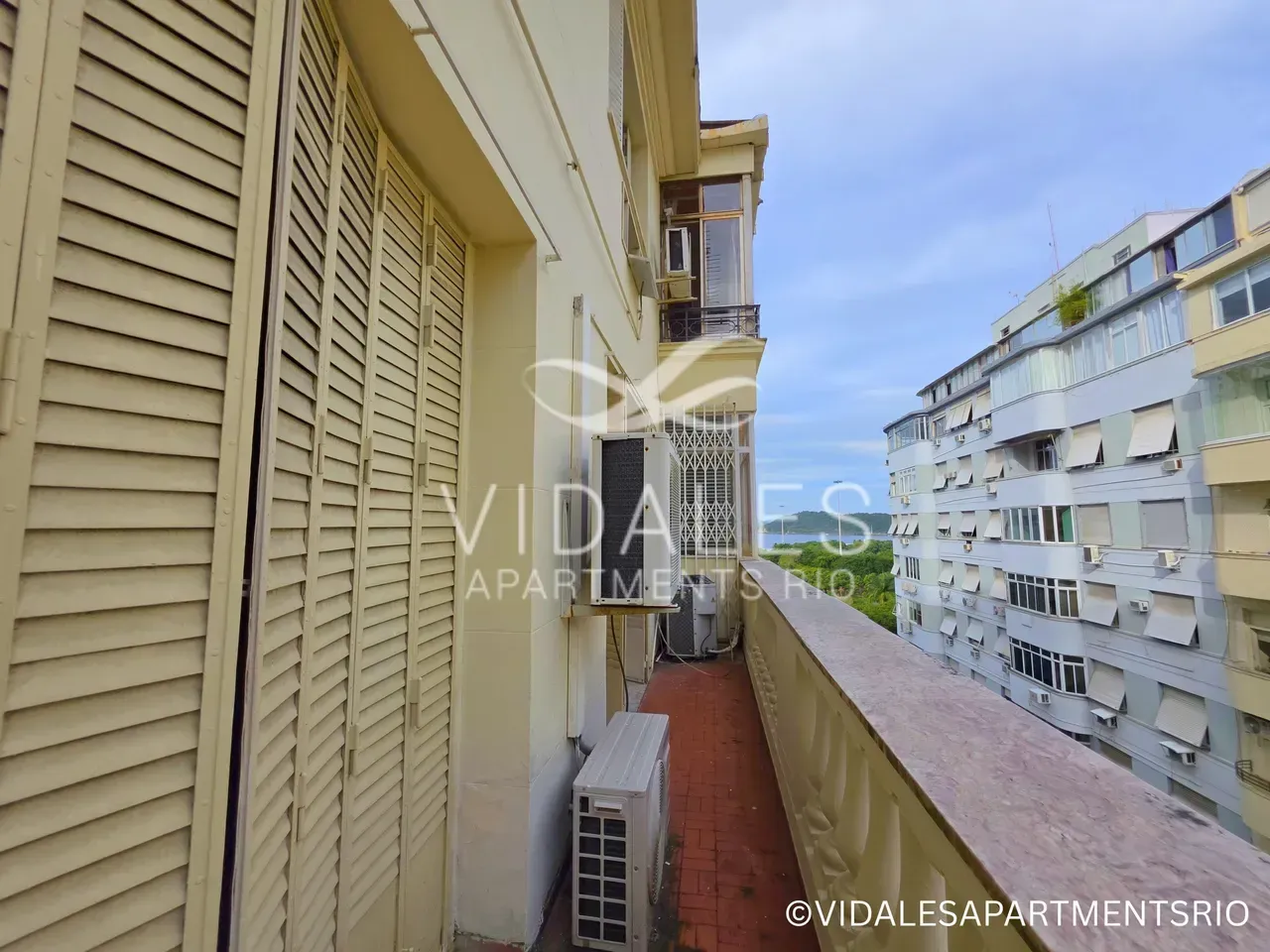 Unfurnished 4-bedroom apartment with a glassed-in balcony — photo 11