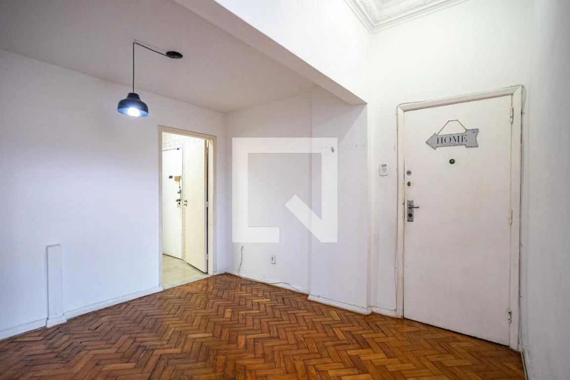 Wood or laminate floors in a 3-bedroom apartment, 85 m² — photo 23