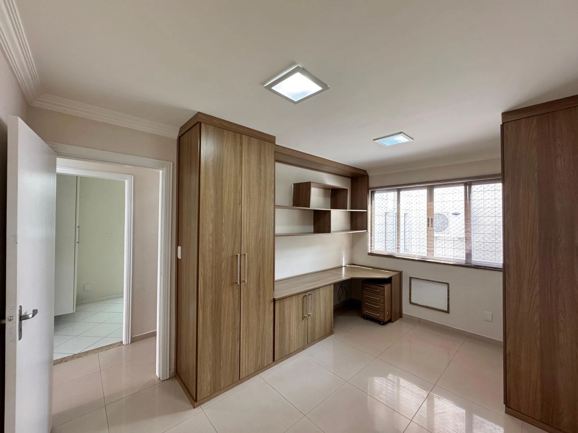 Unfurnished 3-bedroom apartment with a glassed balcony — photo 14