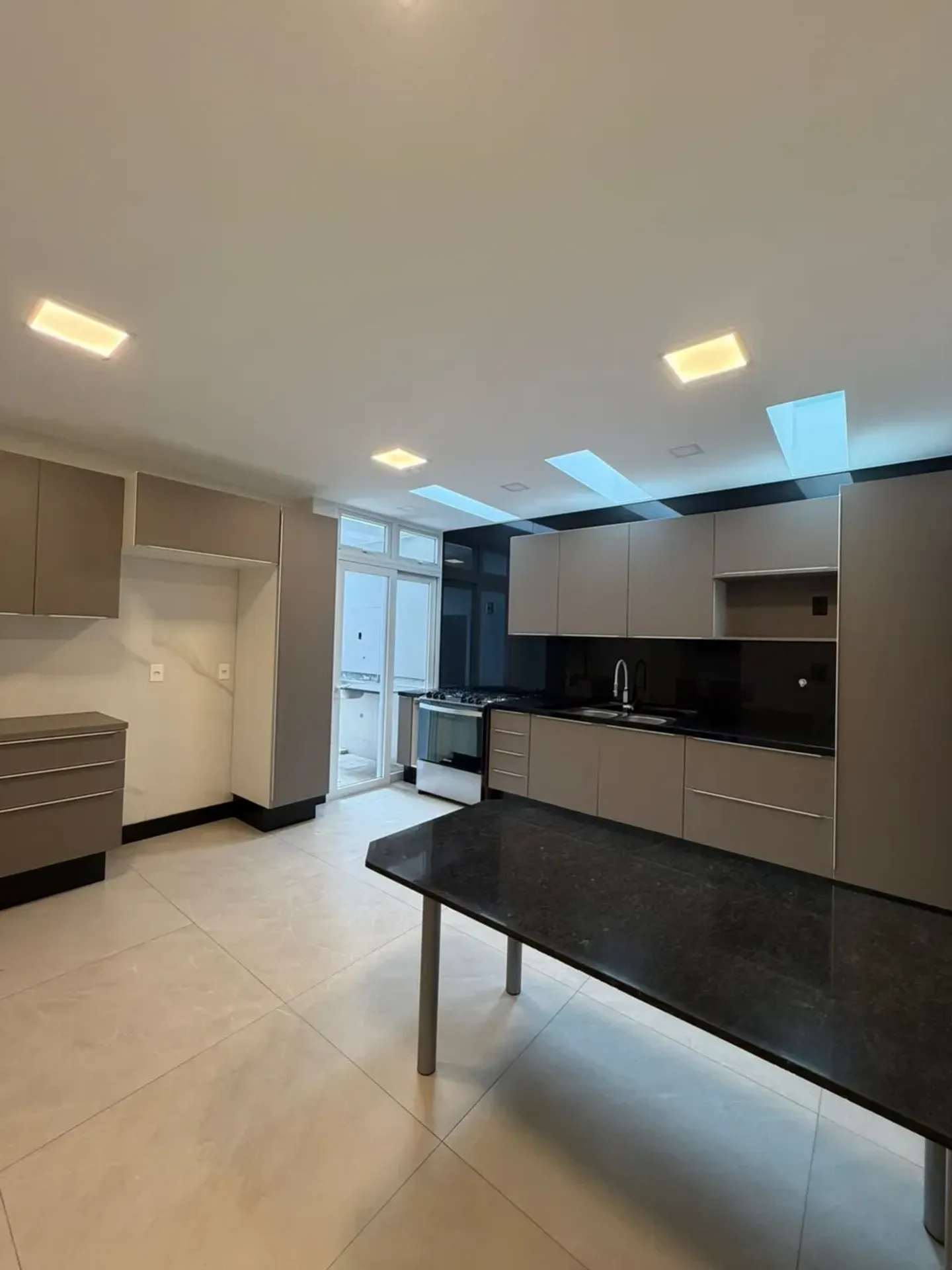 Rental house with 4 bedrooms, 5 baths and 360 m² — photo 14