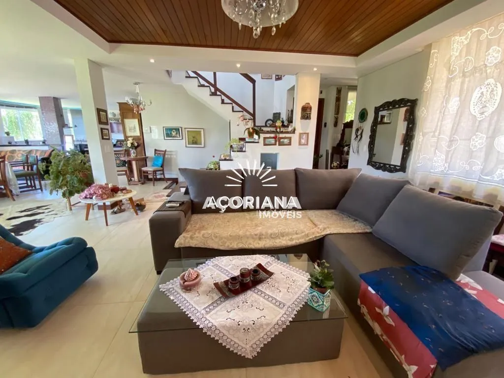 Casa com 4 quartos, 3 vagas e jardim privativo