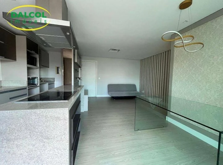 2-bedroom apartment with 1 suite and a glass balcony — photo 2