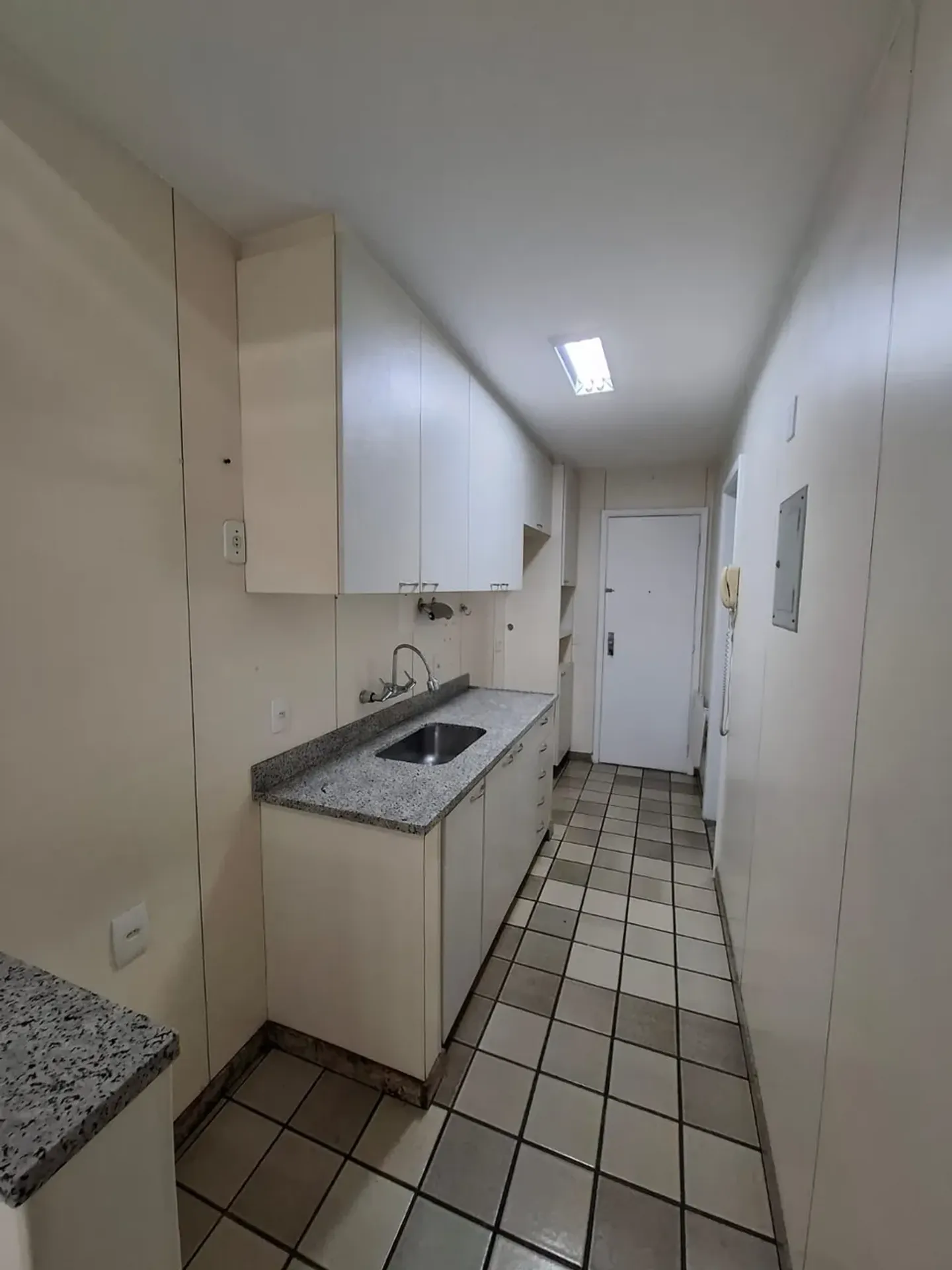 Apartment with 2 bedrooms, 3 bathrooms and a balcony — photo 23