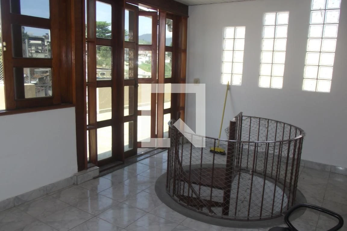 Unfurnished 2-bedroom apartment with a suite bathroom — photo 40