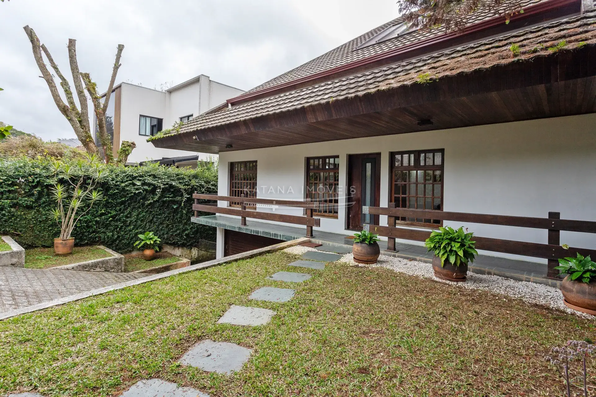 House with a closed kitchen and gas stove, 4 bedrooms — photo 3