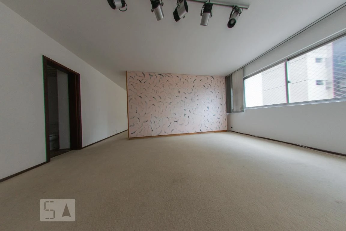 4-bedroom apartment with a walk-in closet — photo 5