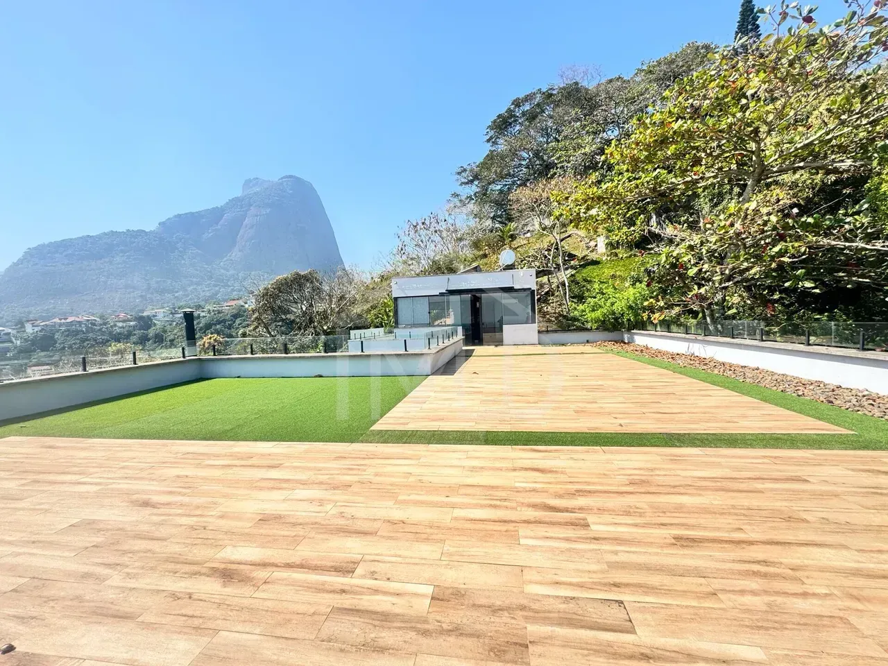 House with 7 en-suite bedrooms and a private balcony — photo 5