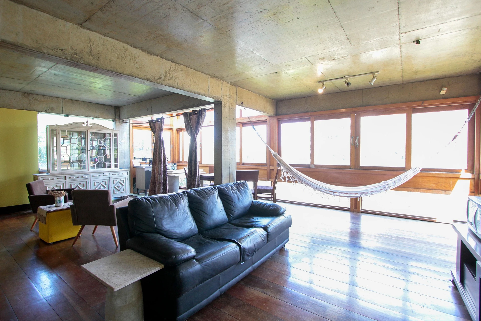Apartamento de 109 m² com banheira e janelas do piso ao teto — photo 9