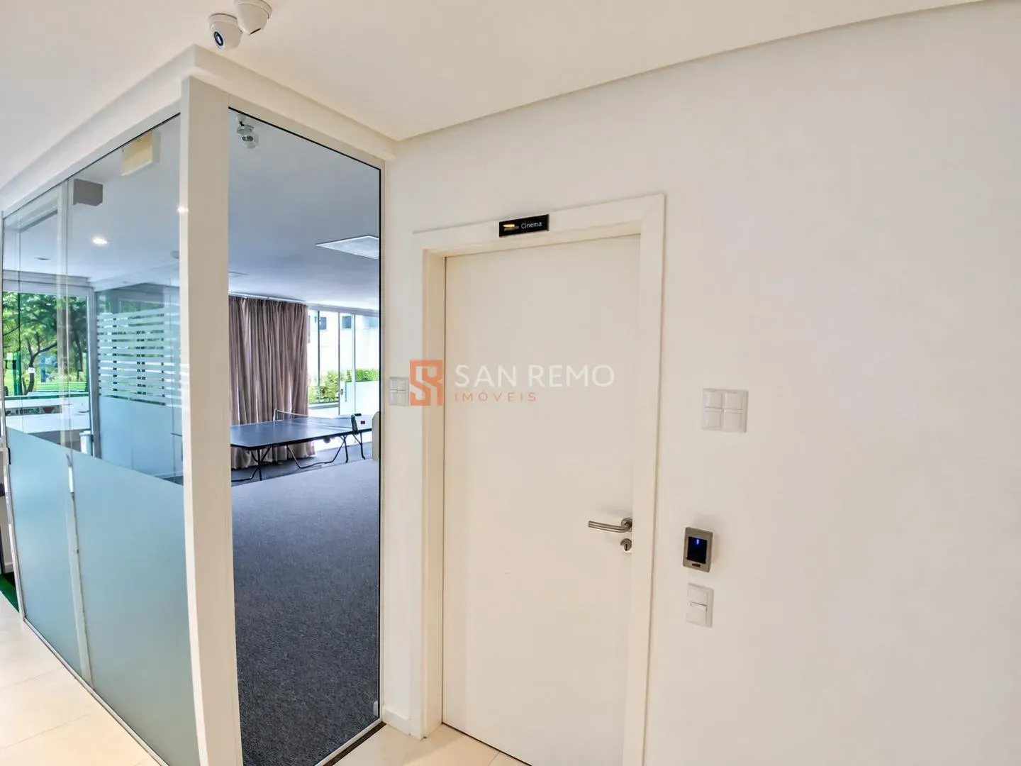 Glass-enclosed balcony in a 3-bedroom apartment, 120 m² — photo 29