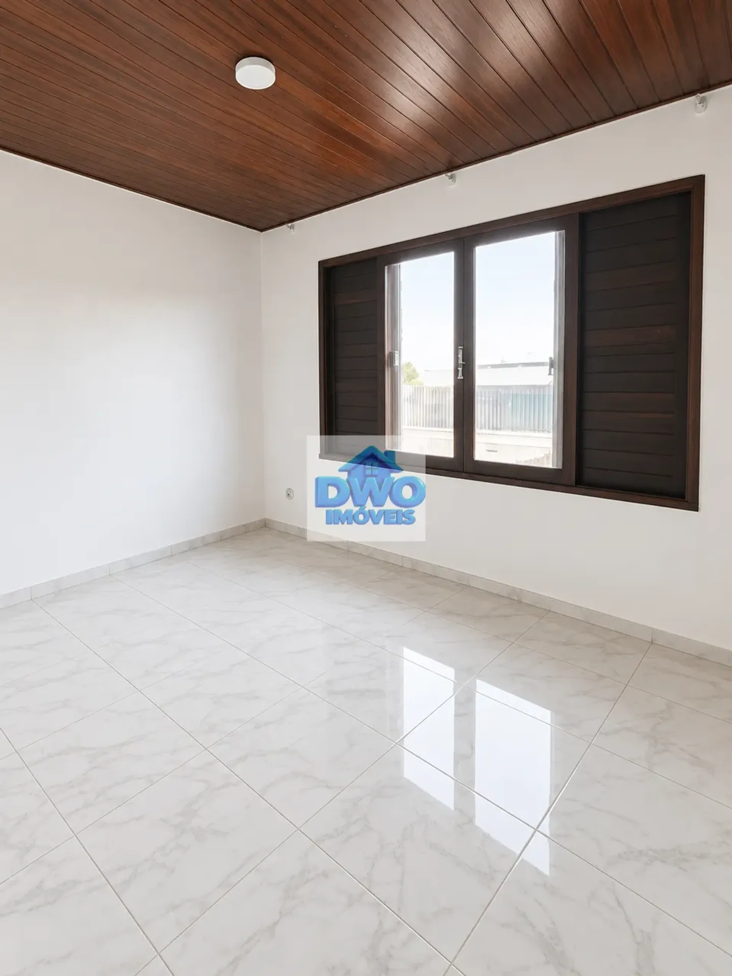 House, 250 m², with a glass-enclosed balcony — photo 10