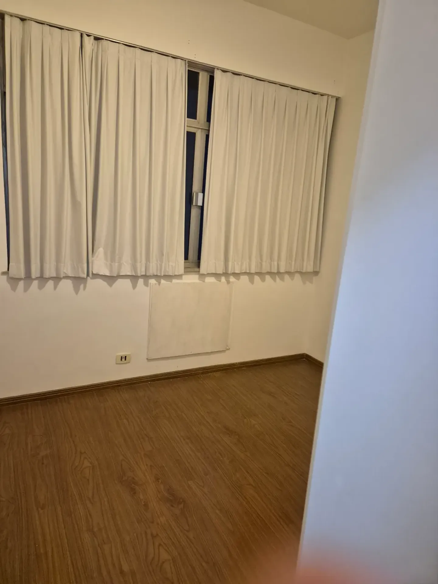 3-bedroom apartment with wood or laminate floors — photo 4