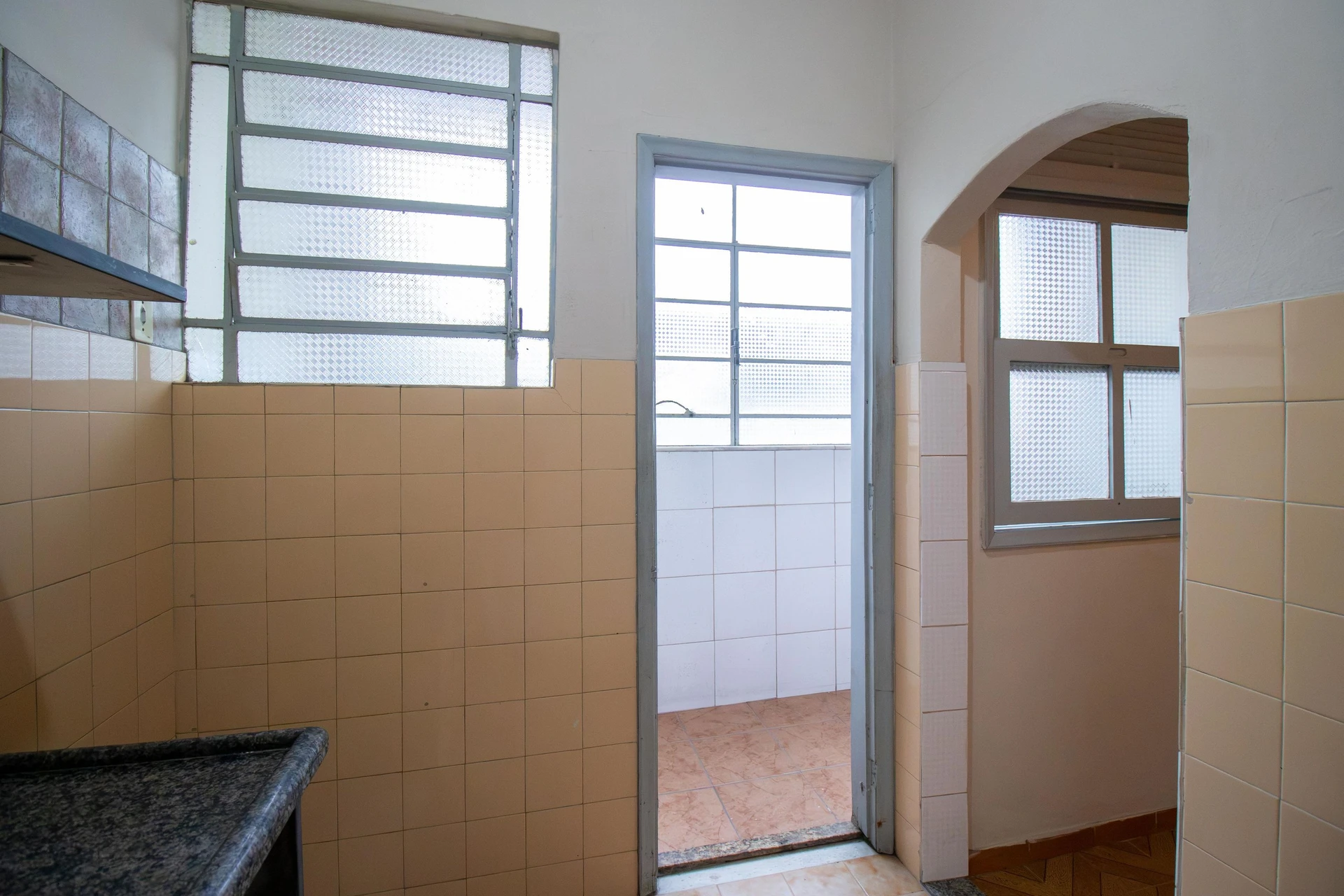 2-bedroom apartment with 1 bathroom and no parking — photo 12