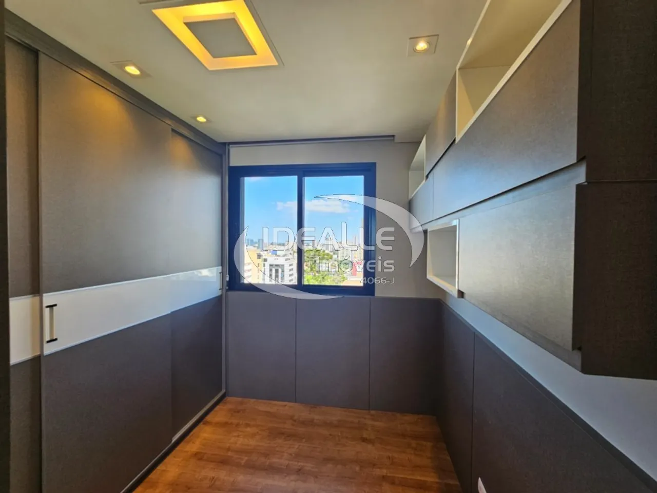 Apartment with 2 bedrooms and a glass-enclosed balcony — photo 19