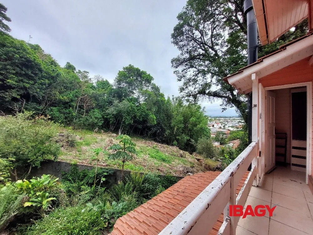 2-bedroom house with a mountain view in Florianópolis — photo 4