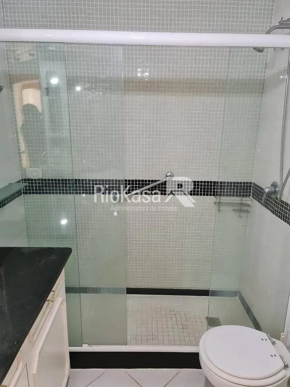 4-bedroom apartment in a building with a pool — photo 18