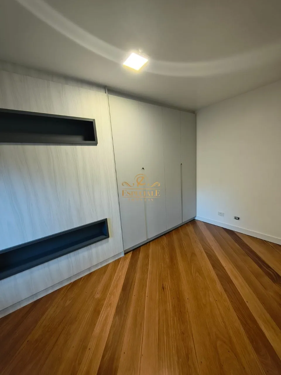 House with 5 bedrooms and a modern open-plan kitchen — photo 11