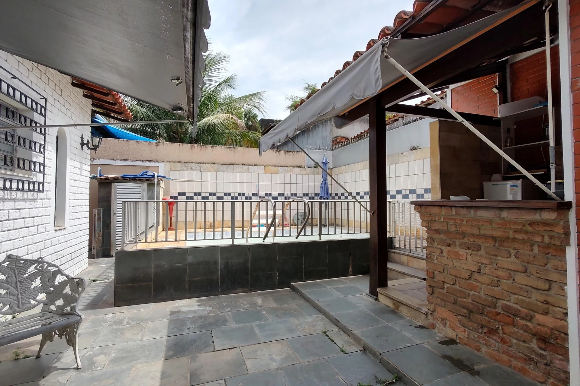 House with 3 bedrooms and a private backyard — photo 25