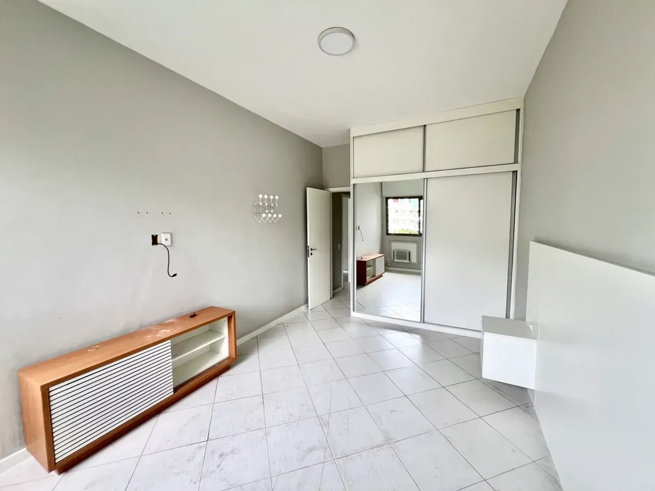 Furnished 1-bedroom apartment with open-plan gas kitchen — photo 6