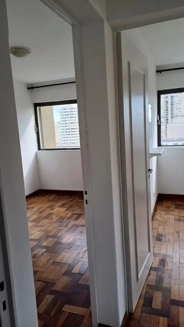 Wood or laminate floors in a 2-bedroom apartment, 86 m² — photo 12