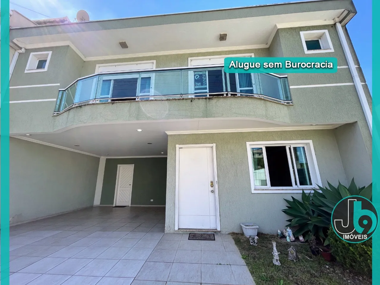 360 m² townhouse with 3 en-suite bedrooms and parking