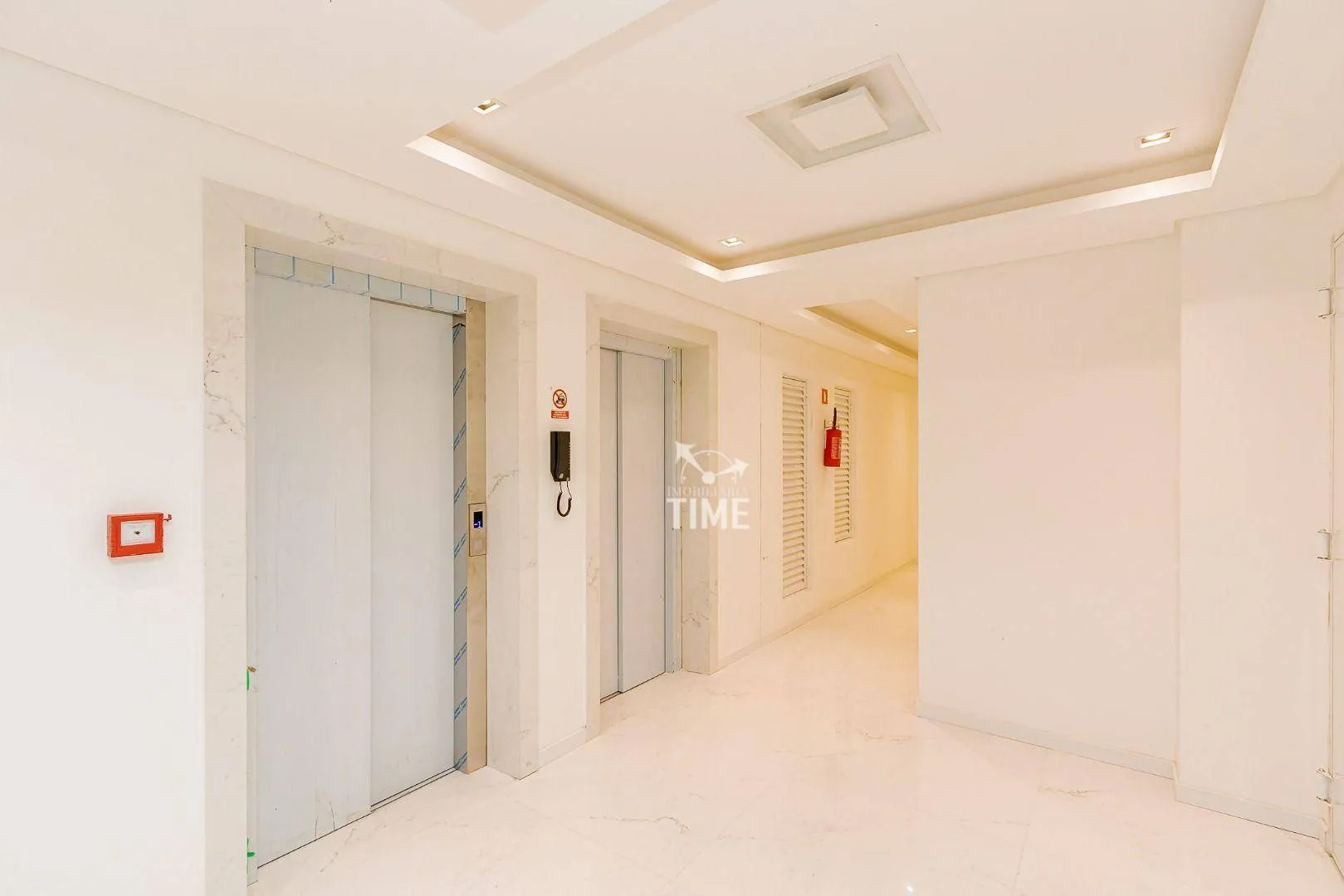 Balcony with a grill in a 3-bedroom apartment, 107 m² — photo 32