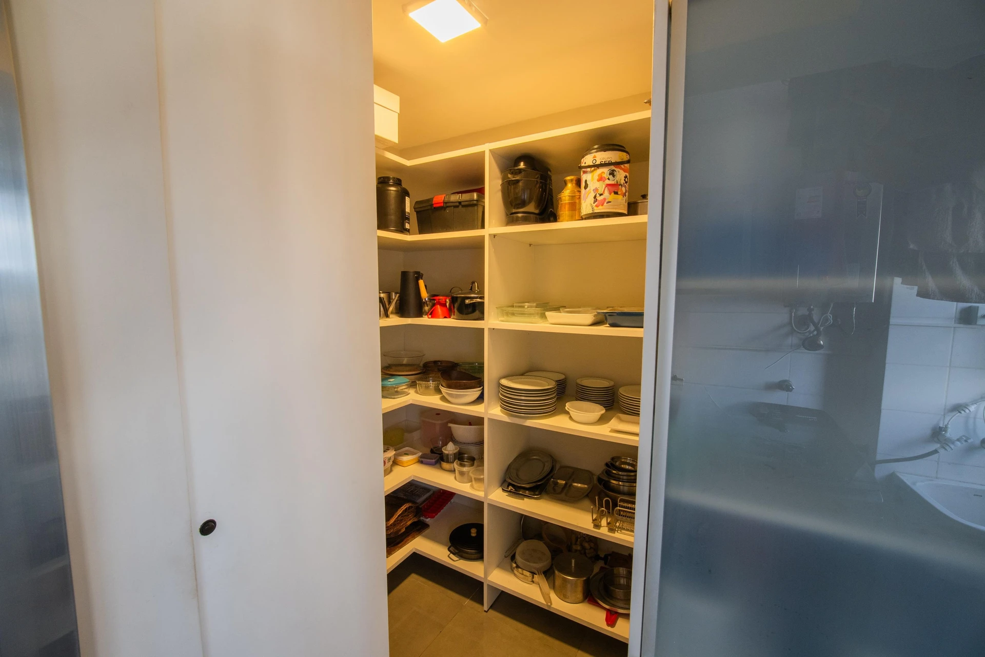 Walk-in closet in a 2-bedroom apartment, 91 m² — photo 44