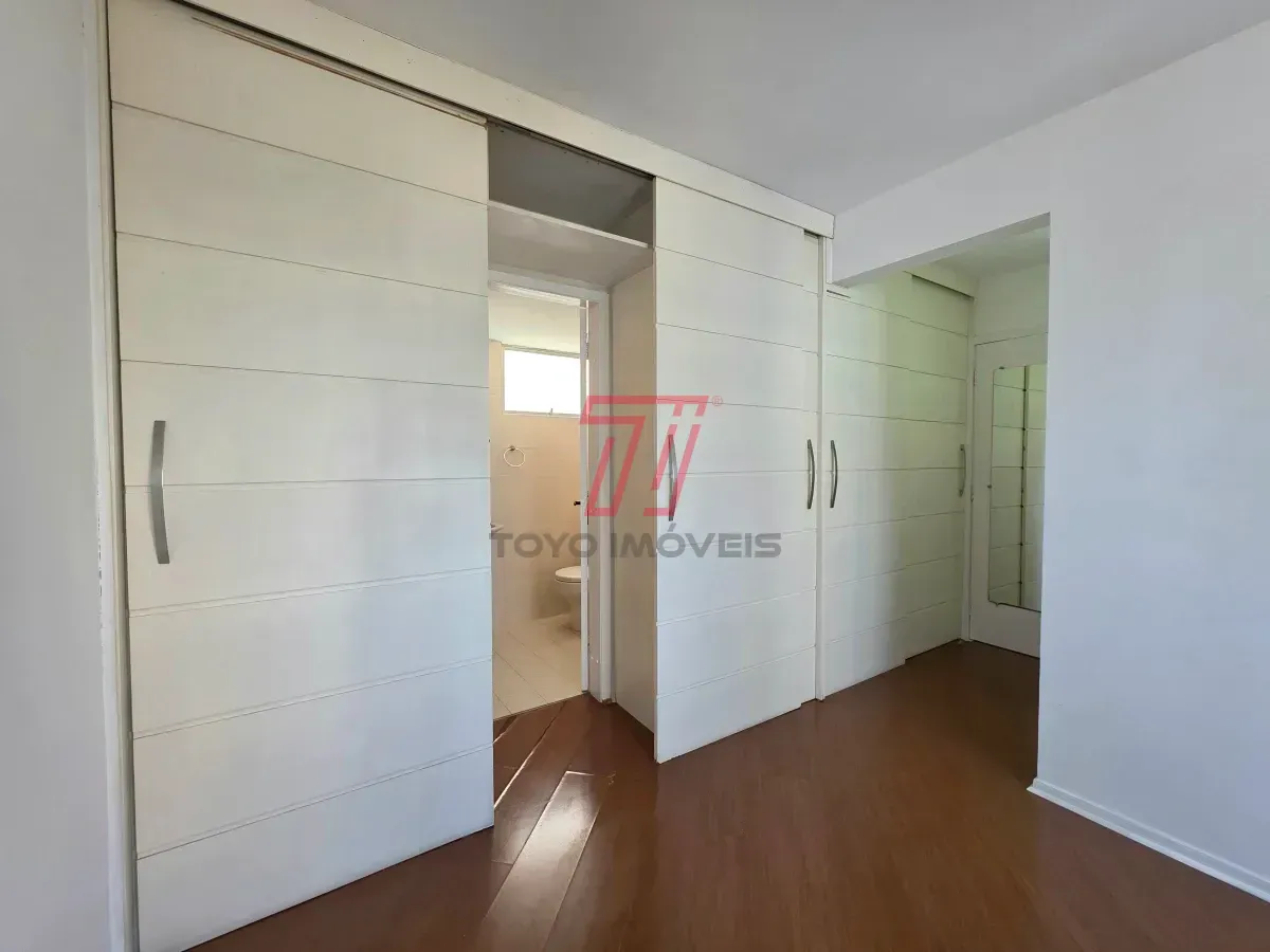 Apartamento de 3 quartos com piso de madeira na sala — photo 12