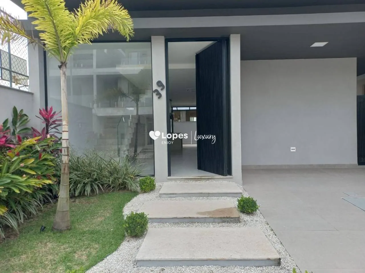 Unfurnished 4-bedroom house with 5 bathrooms and 329 m² — photo 2
