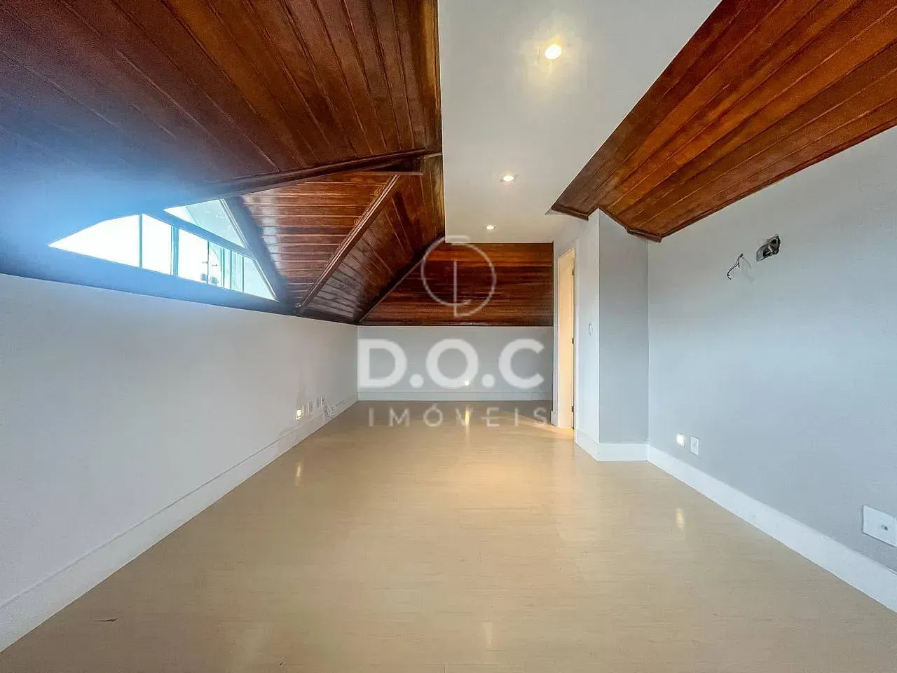 Floor-to-ceiling windows in a 5-bedroom house, 300 m² — photo 62
