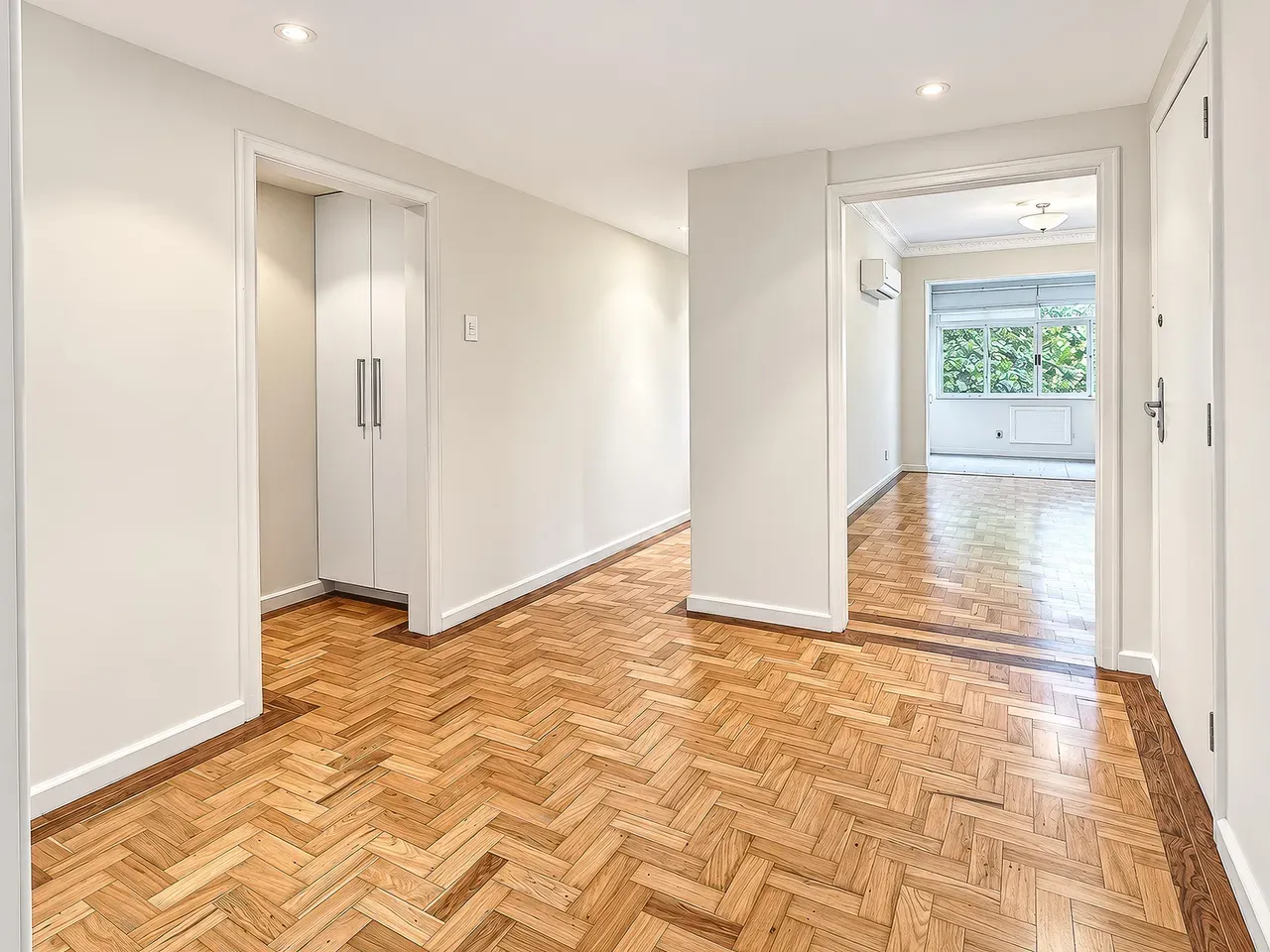 Apartment on the 5th floor with wood or laminate floors — photo 14