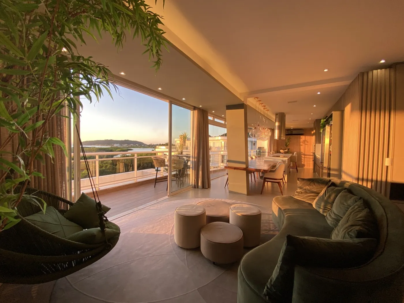 318 m² apartment with a bathtub and a water view