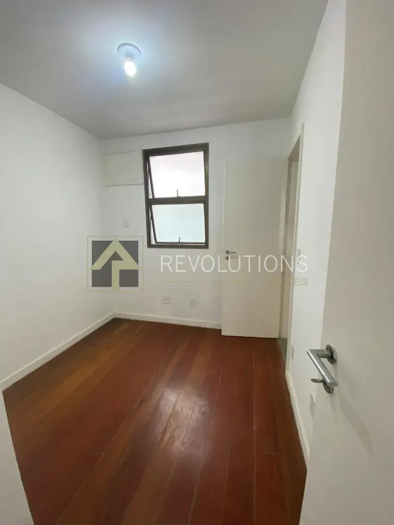 3-bedroom apartment with wood or laminate floors — photo 2