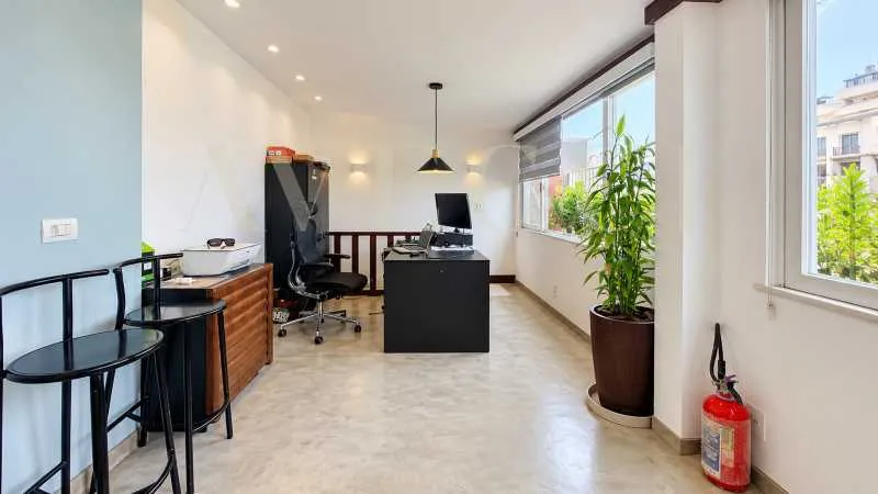 Balcony with a grill in a 3-bedroom apartment, 310 m² — photo 17
