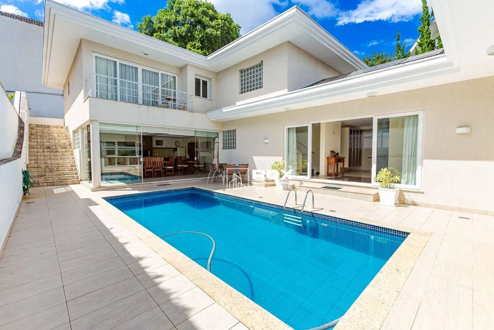 Unfurnished 598 m² house with 6 parking spaces
