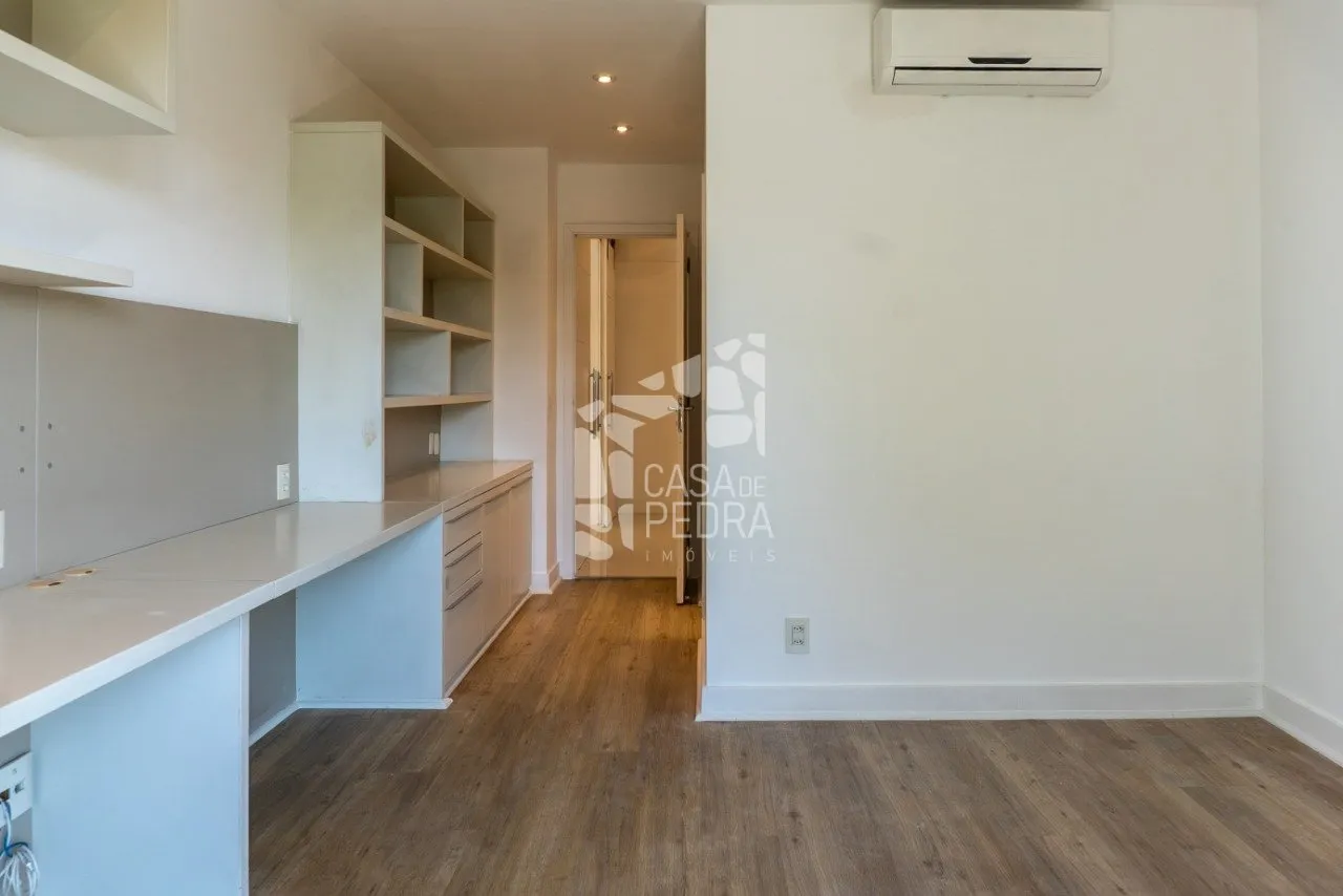 4-bedroom apartment with enclosed glass balcony — photo 12