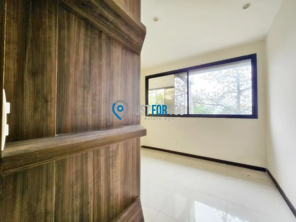 Apartamento com 3 dormitórios e varanda fechada de vidro — photo 22
