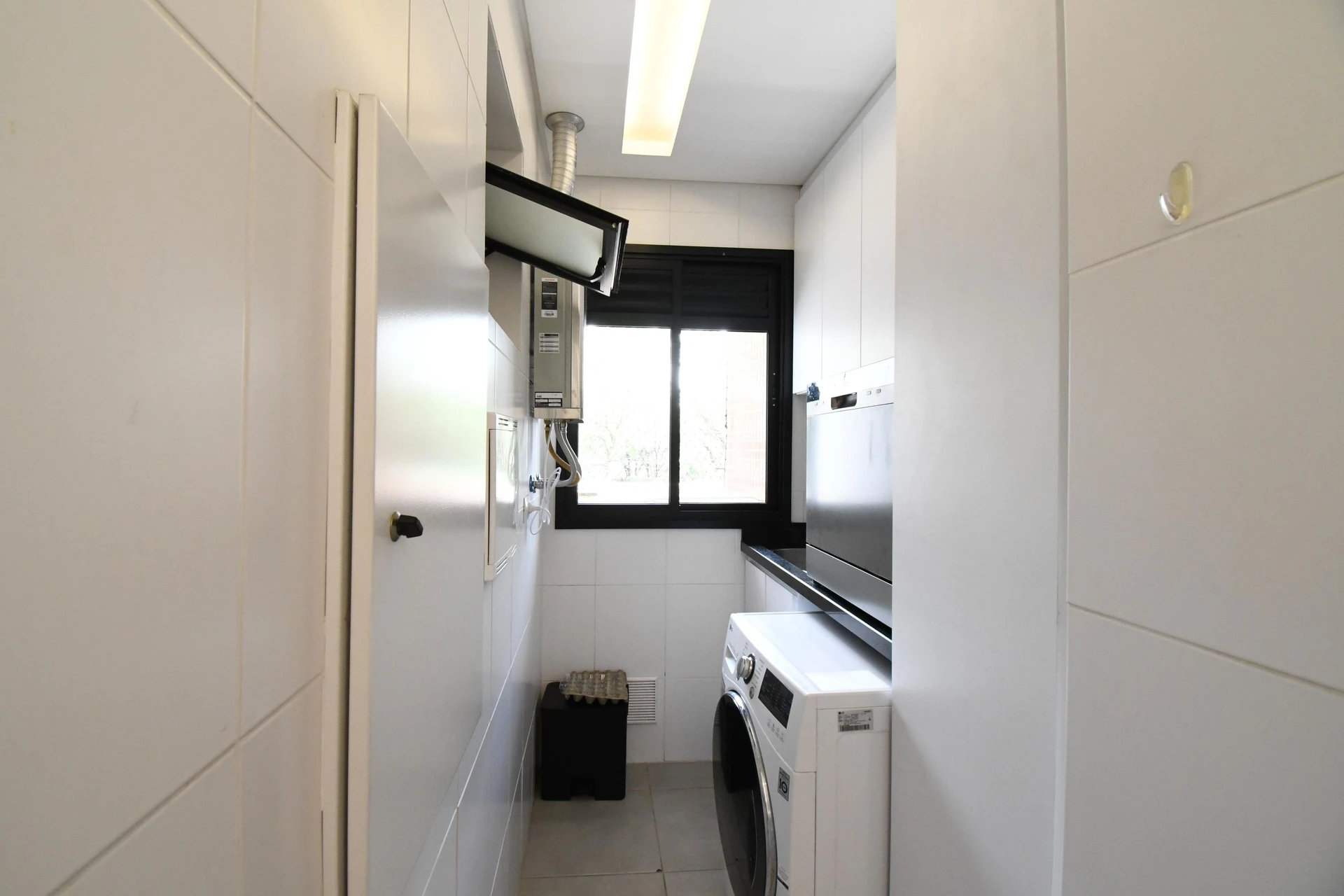 3-bedroom apartment in a building with a gym — photo 11