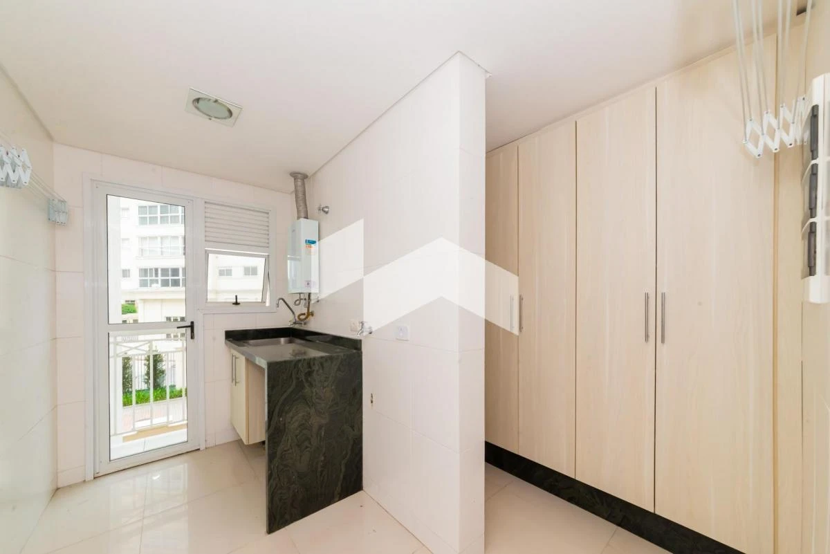 3-bedroom apartment in a building with a gym — photo 14