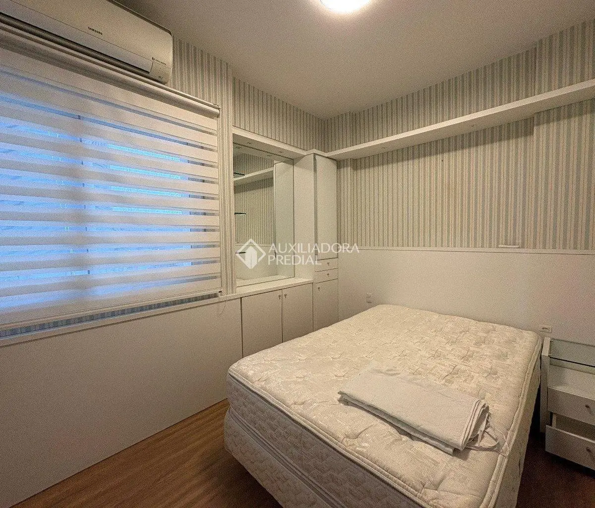 3-bedroom apartment with a glass-enclosed balcony — photo 12