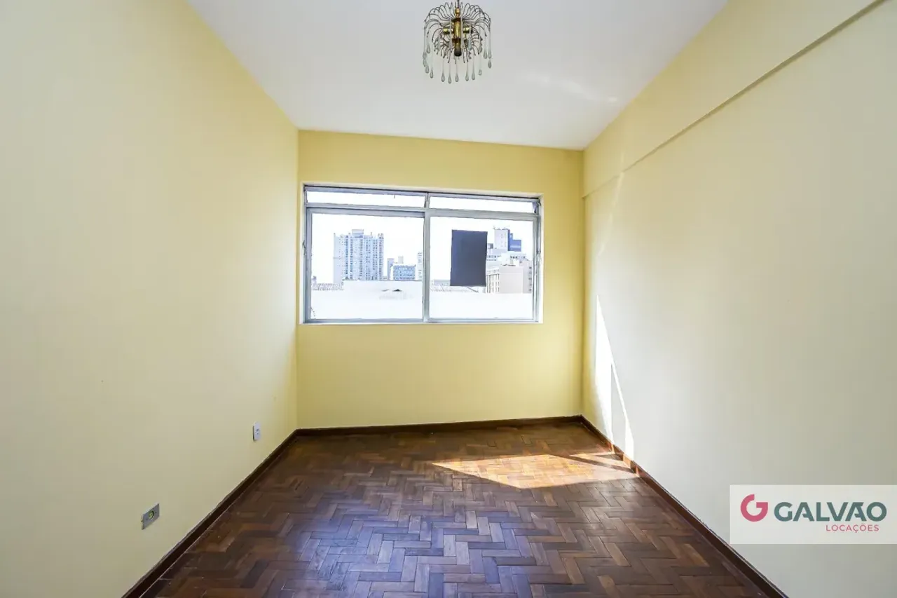Apartment with 2 bedrooms and wood flooring — photo 12
