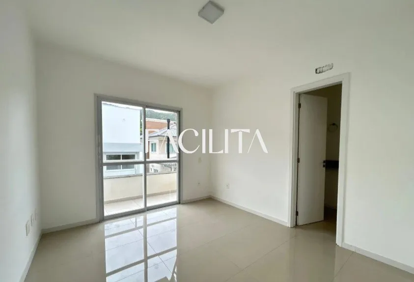 Casa com 3 quartos e cozinha americana com fogão — photo 4