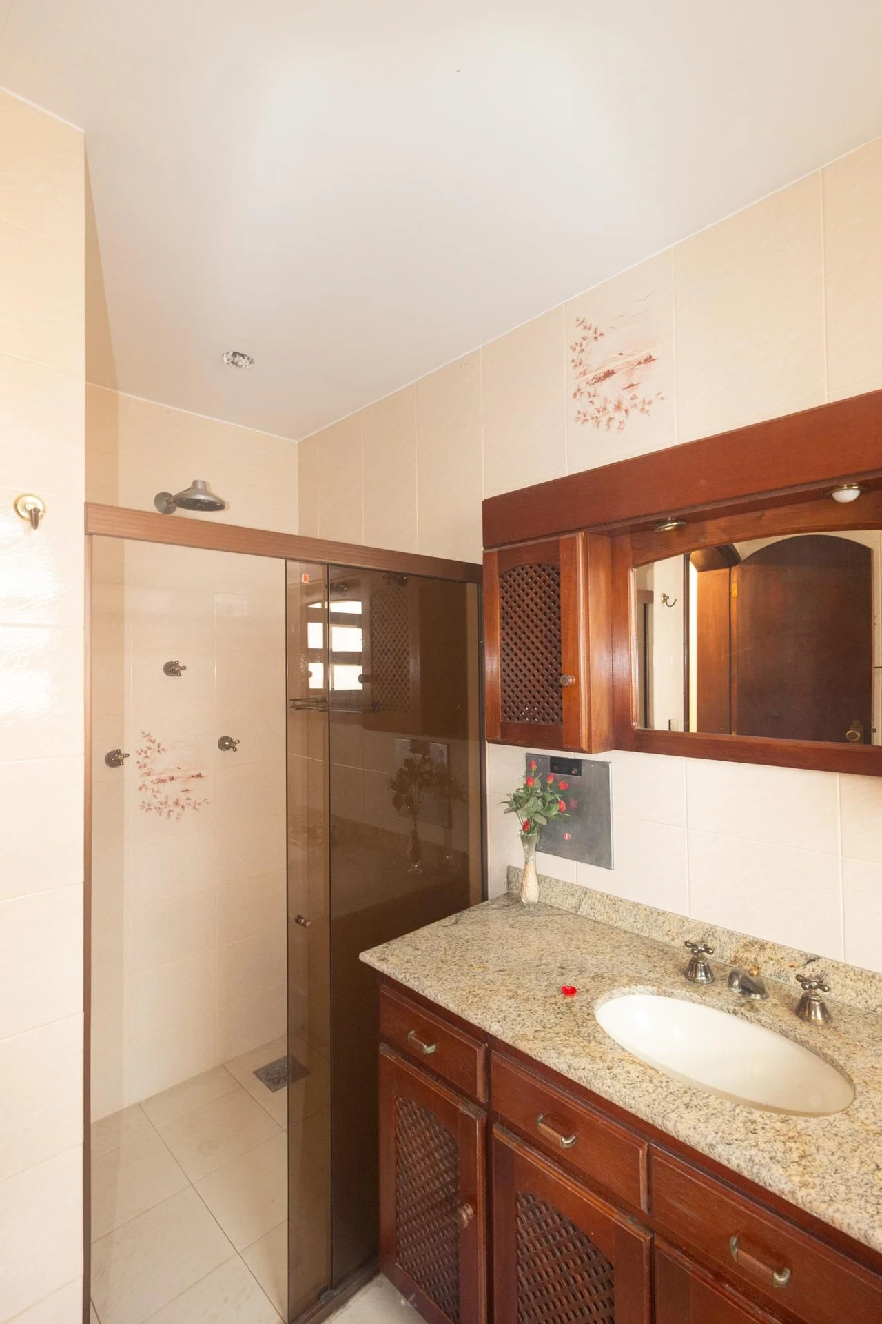 Bathtub in a 5-bedroom house, 626 m² — photo 10