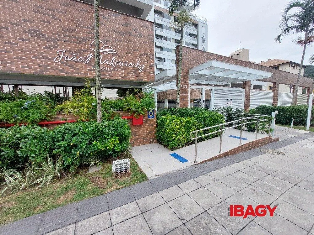3-bedroom apartment with a grill on the balcony — photo 58