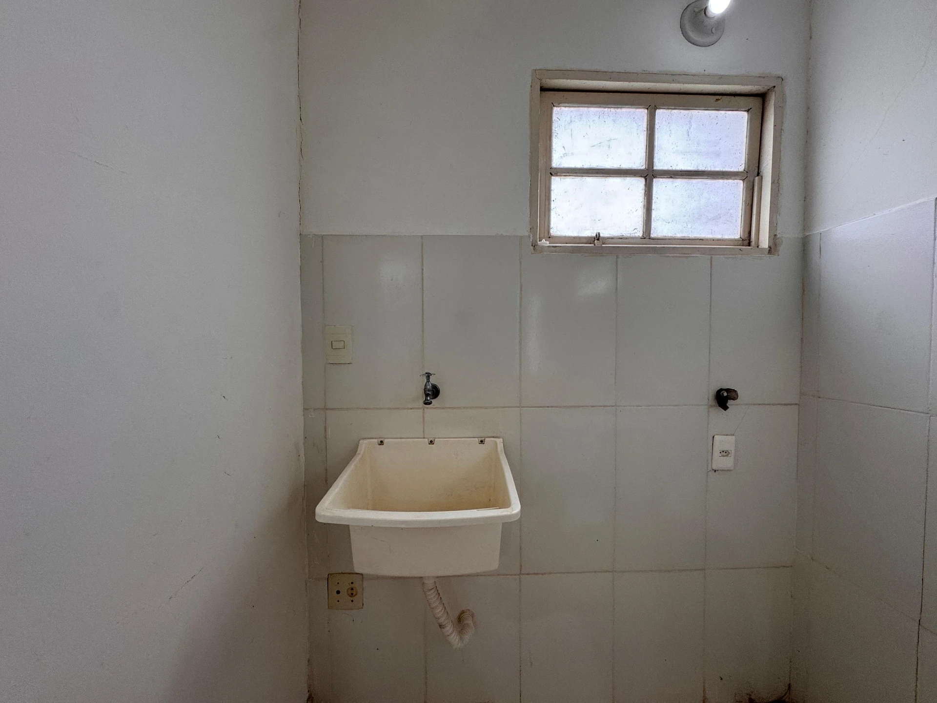 2-bedroom house with 1 bathroom no parking — photo 3