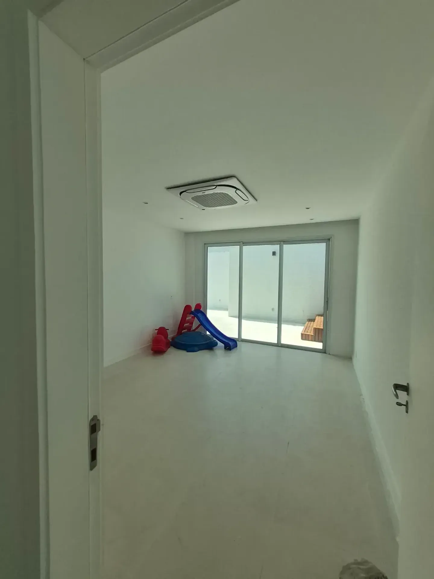 Furnished apartment with 5 bedrooms and shared pool area — photo 17