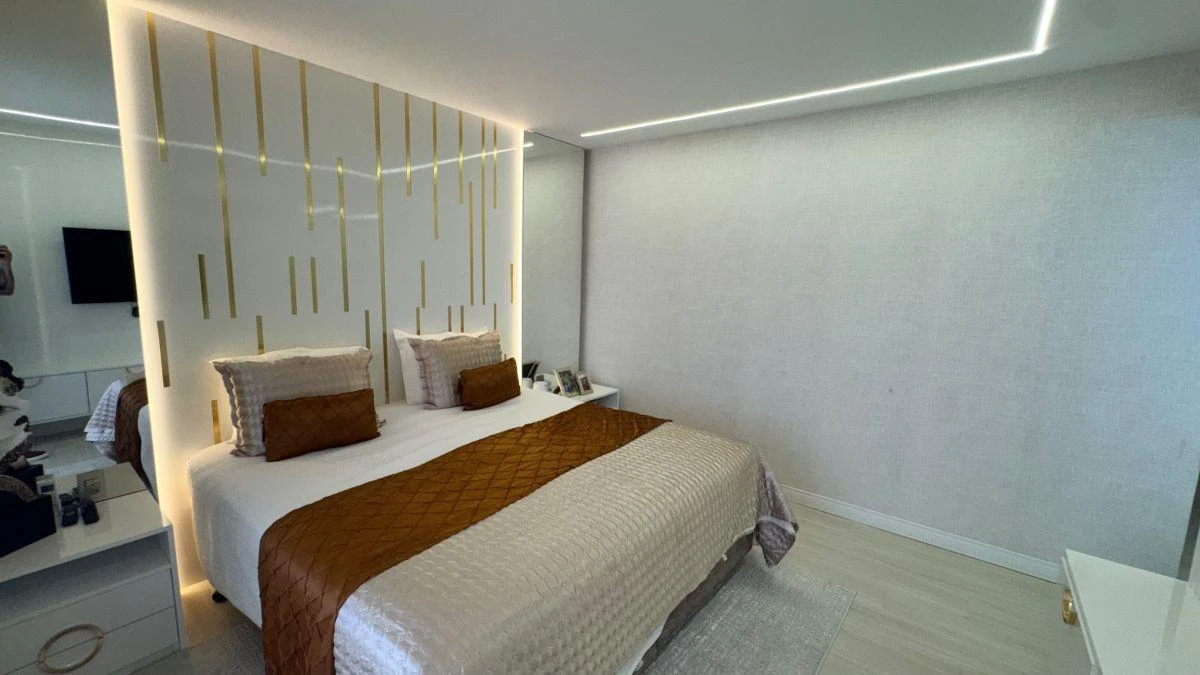 Walk-in closet in a 4-bedroom apartment, 217 m² — photo 15