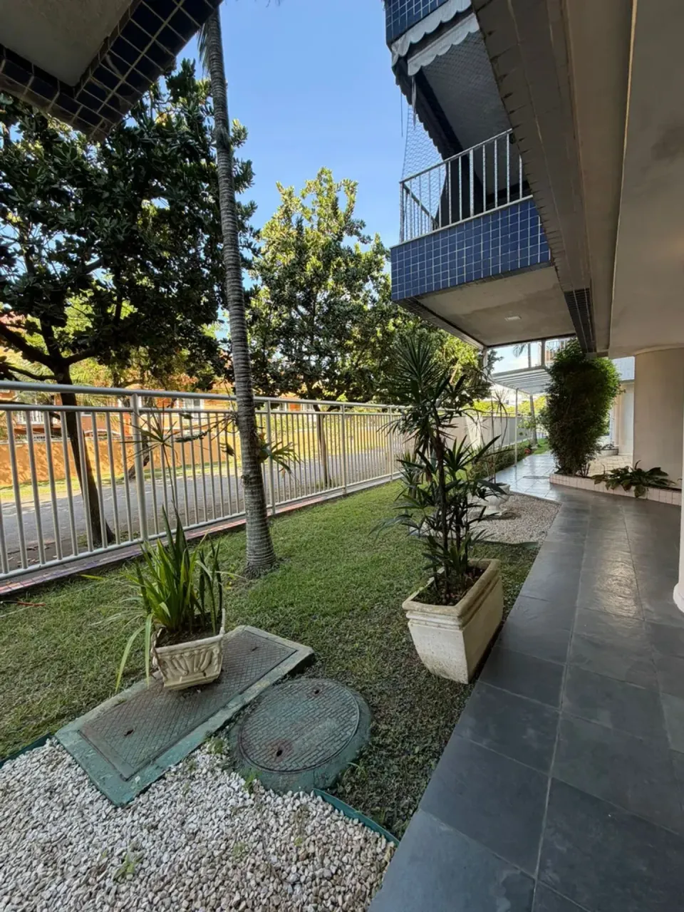 3-bedroom apartment with 2 bathrooms and glass shower — photo 16